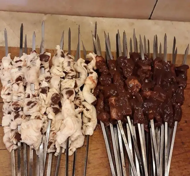 کباب جگر تازه و چربی گوسفندی آماده سیخ شده در جگرکی گل یخ. بهترین انتخاب برای کباب خوران حرفه ای با طعم عالی.