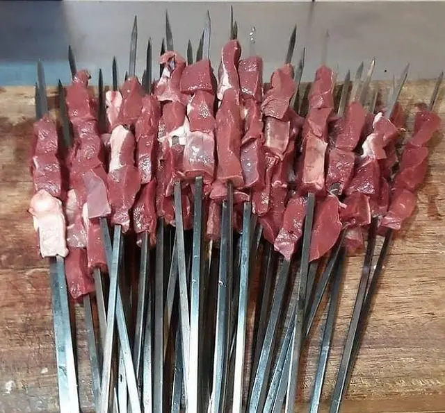 سیخ های جگر و گوشت تازه و آماده برای کباب در جگرکی گل یخ، بهترین انتخاب برای یک کباب جگر خوشمزه و باکیفیت.