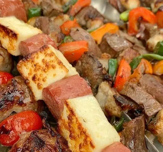 تصویری جذاب از کباب‌های خوش‌رنگ و آبدار جگرکی گل یخ با ترکیب جگر، پنیر کبابی، سوسیس و سبزیجات تازه، آماده سرو.