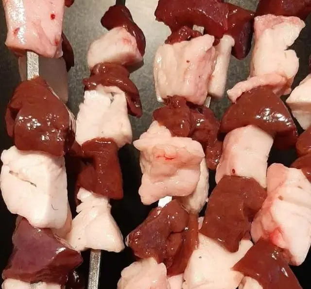 سیخ‌های جگر و دنبه تازه و باکیفیت جگرکی گل یخ، آماده برای کباب کردن، بهترین انتخاب برای یک کباب جگر خوشمزه و سنتی.