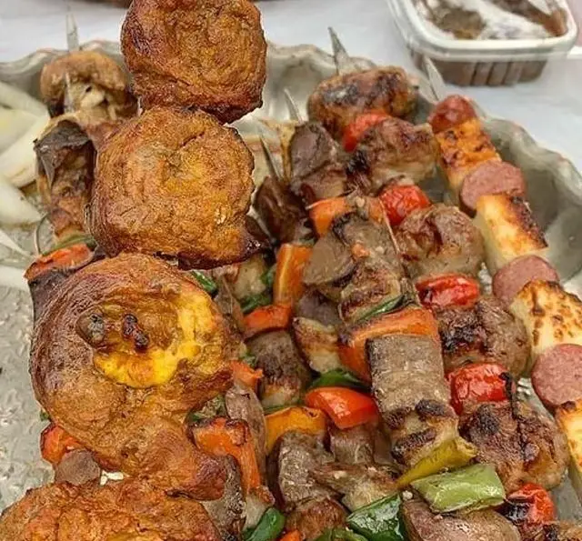 سینی شاهانه کباب‌های متنوع جگرکی گل یخ شامل دل، قلوه، خوئک، گوشت و سبزیجات. تجربه‌ای لذیذ از غذای کبابی تازه و باکیفیت.