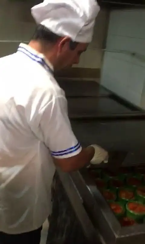 شاه دیزی پایتخت شعبه یادگار: آشپز ماهر در حال تهیه دقیق غذاهای لذیذ ایرانی با مواد اولیه تازه و رعایت بهداشت کامل.