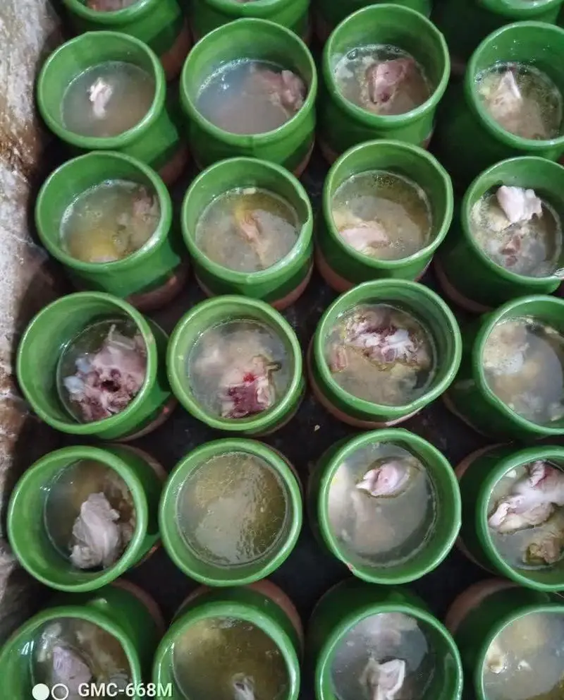 تصویری از آماده سازی دیزی سنتی ایرانی در ظروف سفالی سبز، شامل آبگوشت و گوشت، در شاه دیزی پایتخت شعبه یادگار