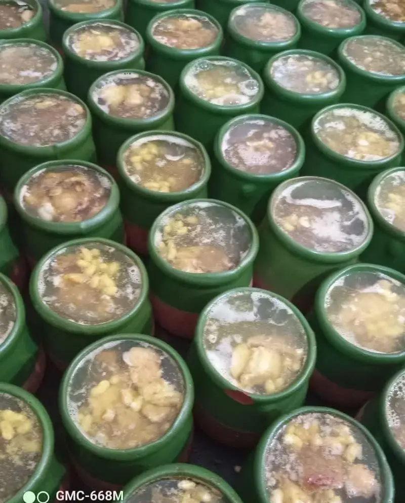 تعداد زیادی دیزی سنتی و خوشمزه در ظروف سفالی سبز رنگ، آماده سرو برای مشتریان در رستوران شاه دیزی پایتخت شعبه یادگار. غذای ایرانی.