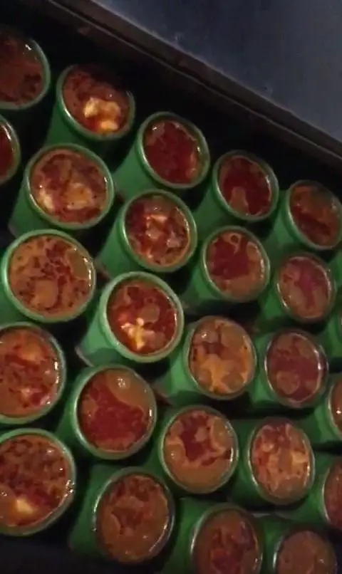 دیزی‌های تک نفره خوشمزه در ظروف سبز آماده سرو در شاه دیزی پایتخت شعبه یادگار، غذای سنتی ایرانی با کیفیت عالی.