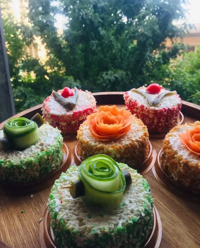 فینگر فود فینگرلند: مینی کیک‌های شور مجلسی با تزئینات هنری خیار، هویج، گوجه و دورچین رنگی. بهترین گزینه برای پذیرایی بی‌نظیر در جشن‌ها و مراسم.