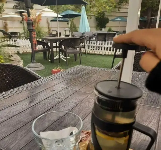 کافه مرکوری، فضای باز دلنشین با میزهای چوبی شیک و چمن مصنوعی، جایی آرام برای لذت بردن از دمنوش و قهوه. کافه گاردن مدرن