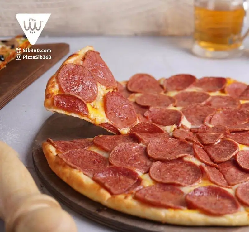 تصویر جذاب از پیتزا پپرونی سیب ۳۶۰ با پنیر ذوب شده و برش‌هایی از پپرونی قرمز، یک غذای لذیذ و دلپذیر برای مشتریان.