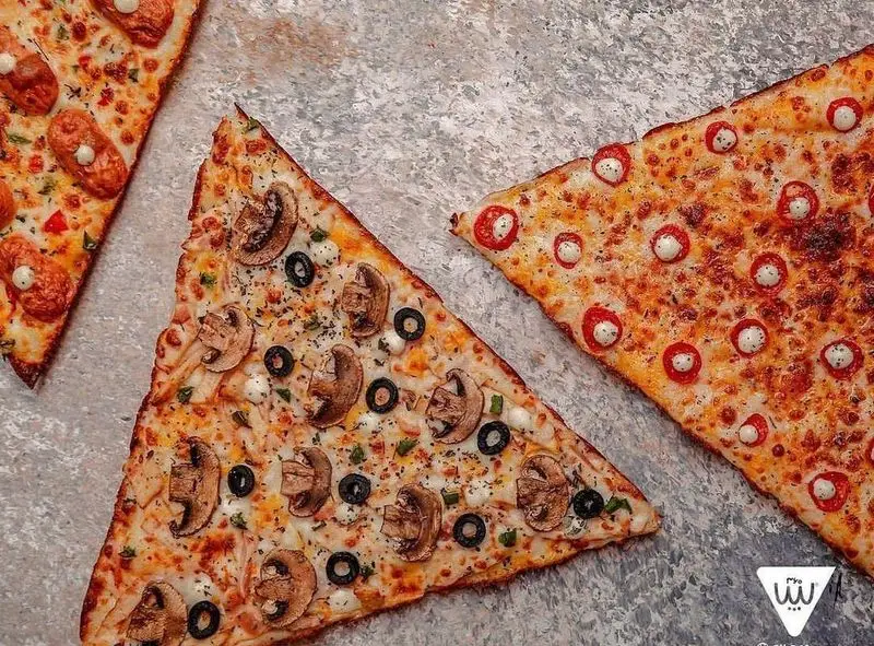 برش‌های پیتزای خوشمزه و متنوع با قارچ، زیتون و پپرونی، آماده از سیب ۳۶۰. بهترین انتخاب برای سفارش آنلاین پیتزا.