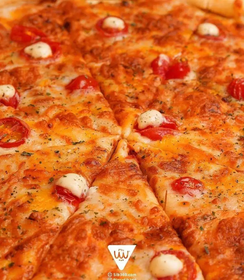 پیتزای خوشمزه و اشتهاآور سیب ۳۶۰ با پنیر طلایی کشدار، گوجه‌فرنگی‌های گیلاسی تازه و تکه‌های پنیر موزارلا، بهترین انتخاب برای یک وعده لذیذ.