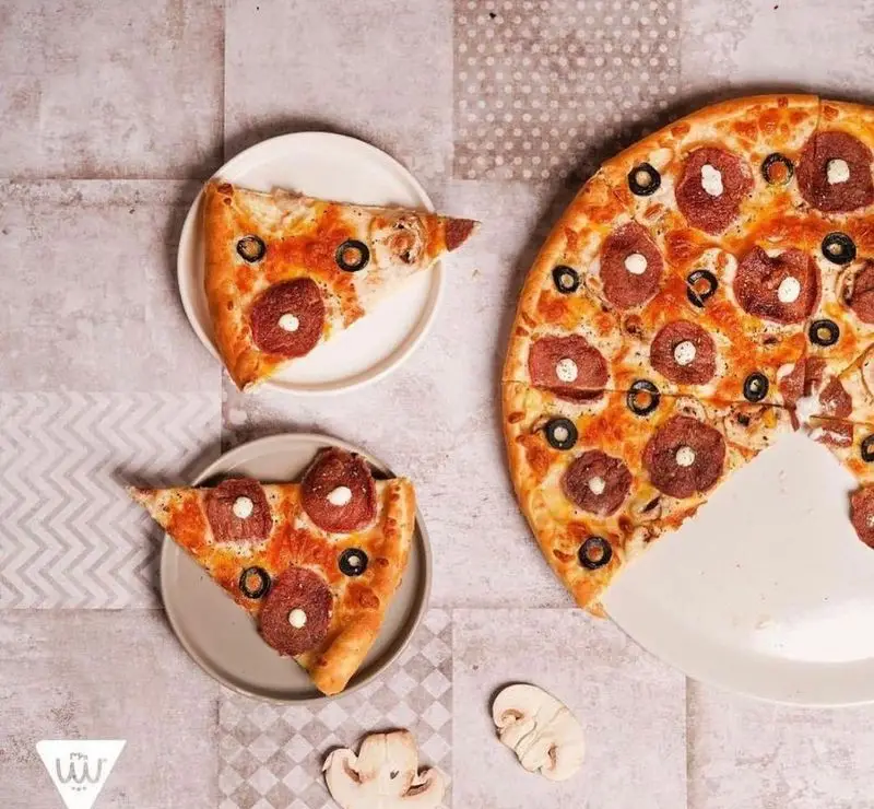 تصویر جذاب پیتزا پپرونی و زیتون مخصوص سیب ۳۶۰ به همراه قارچ تازه، مناسب برای سفارش و لذت یک وعده غذایی کامل.