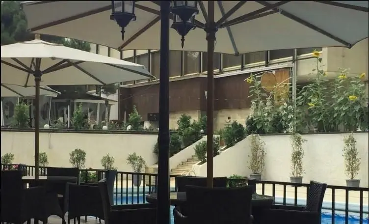 محیط بیرونی رستوران غذای دریایی سیتادل، با چترهای بزرگ، میز و صندلی‌های شیک کنار استخر. فضایی دلنشین و آرامش‌بخش برای لذت از غذاهای دریایی.