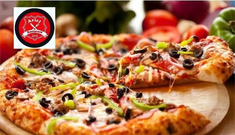 پیتزا مخلوط خوشمزه با قارچ، فلفل دلمه، زیتون و پنیر کشدار از رستوران فرنگی آریل - Ariel Restaurant، آماده سرو