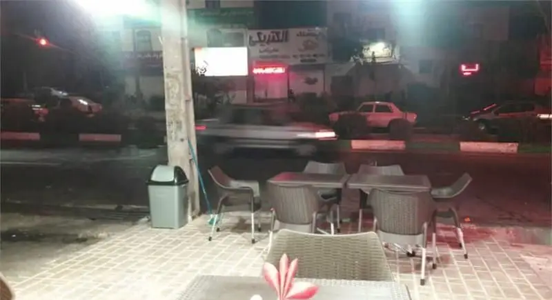 تصویری زیبا از فضای بیرونی و دنج رستوران ماهان درباری در شب، ایده‌آل برای صرف شام در محیطی آرام و دلنشین در کنار خیابان.