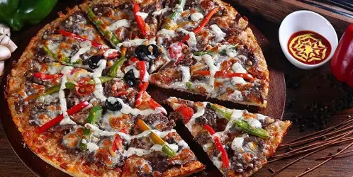 پیتزا میلاد: پیتزای خوشمزه و داغ با گوشت، فلفل دلمه، زیتون و پنیر آب شده، آماده سرو. کیفیتی بی‌نظیر برای تجربه طعم لذیذ.