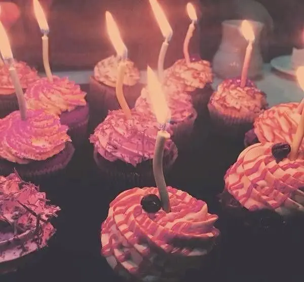 کاپ کیک‌های تولد خوشمزه و خاص کافه قنادی ورتا با شمع‌های روشن، ایده‌آل برای جشن‌های شما. سفارش آنلاین کیک و شیرینی.