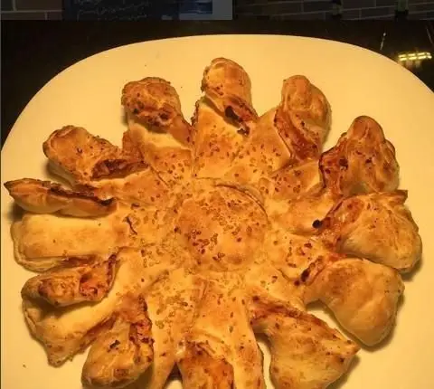 پیروک خوش‌طعم و طلایی با طراحی بی‌نظیر گل آفتابگردان، ایده‌آل برای پذیرایی فینگرفود در مهمانی‌ها و دورهمی‌های شما.