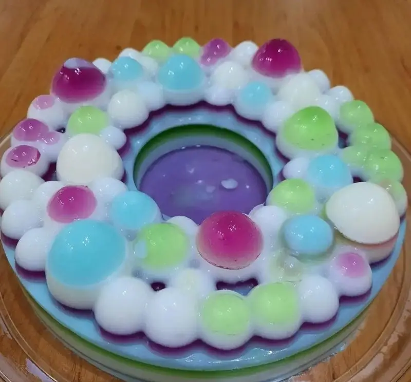 ژله مجلسی و دسر رنگارنگ فینگرفودتهران(خاورشهر) با حباب‌های درخشان و لایه‌های متنوع، ایده‌آل برای جشن‌ها و رویدادهای خاص.