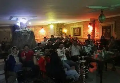 دورهمی دوستانه در سفره خانه چار دیواری با فضای سنتی و دلنشین، ایده‌آل برای صرف چای و قلیان در کنار دوستان.