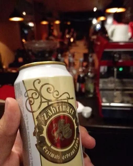 لذت نوشیدن آبجو Zähringer در محیط گرم و دوستانه کافه موگه؛ تجربه‌ای بی‌نظیر با طعم‌های اصیل و فضای جذاب.