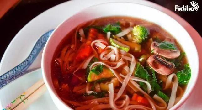کاسه سوپ نودل چینی مقوی و لذیذ با قارچ، کلم بروکلی و سبزیجات متنوع دیگر در رستوران اژدهای طلایی