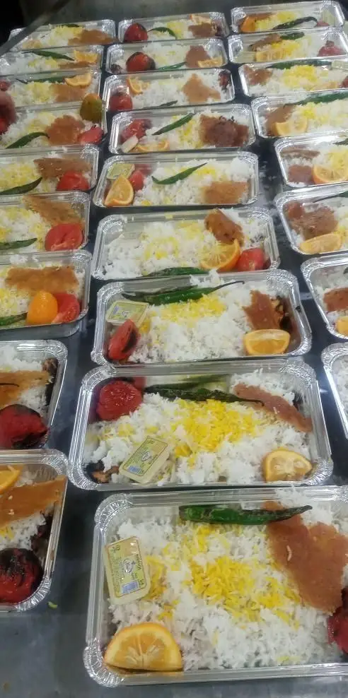 سفارشات کترینگ آشپزطلایی: چلوکباب‌های متنوع با برنج زعفرانی، گوجه و کره، آماده برای ارسال و پذیرایی مجالس