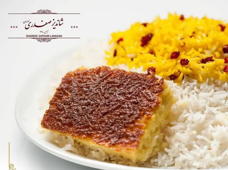 تصویری جذاب از غذای رستوران شاندیز صفدری لواسان شامل چلو سفید و پلوی زعفرانی با زرشک و ته دیگ ترد و خوشمزه ایرانی