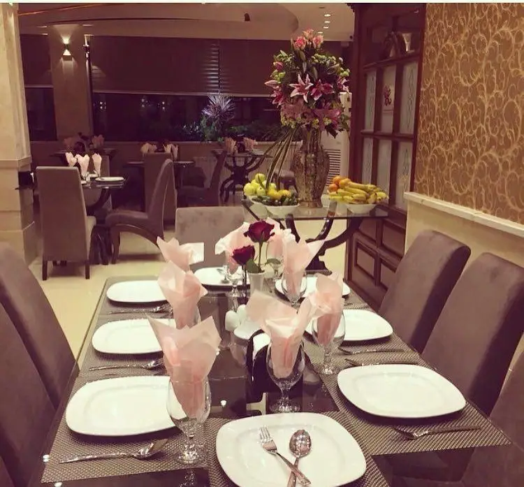 فضای داخلی لوکس و مجلل رستوران شاندیز صفدری، میز غذاخوری شیک با چیدمان کامل، گل آرایی زیبا و محیطی دلنشین برای صرف ناهار یا شام.