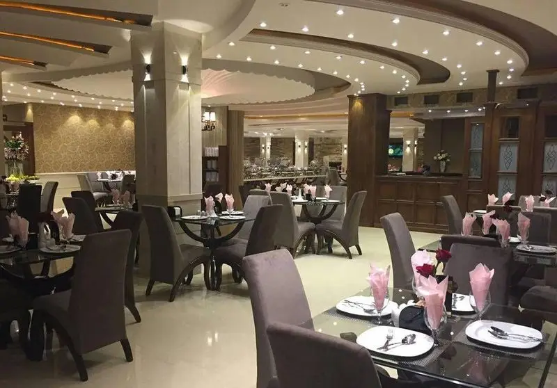 نمایی از فضای داخلی لوکس رستوران شاندیز صفدری، با میز و صندلی‌های شیک و آماده پذیرایی، دکوراسیون مدرن و نورپردازی دلنشین