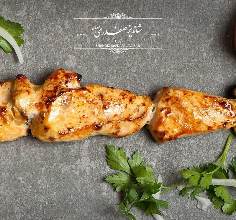 جوجه کباب لذیذ و طلایی شاندیز صفدری لواسان. تجربه طعم اصیل غذای ایرانی و کباب مرغ تازه در رستوران شاندیز صفدری.