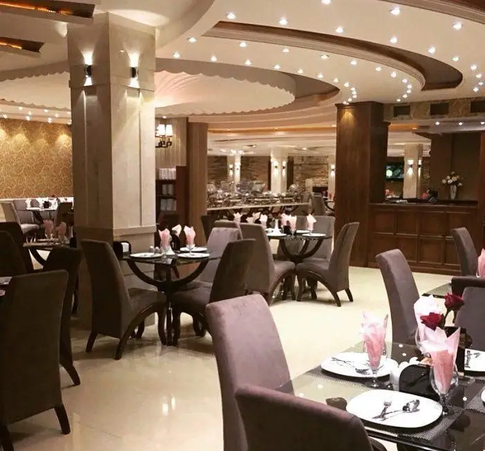 فضای داخلی لوکس و مدرن رستوران شاندیز صفدری، محیطی دلنشین با میز و صندلی‌های شیک برای تجربه‌ی غذایی عالی.