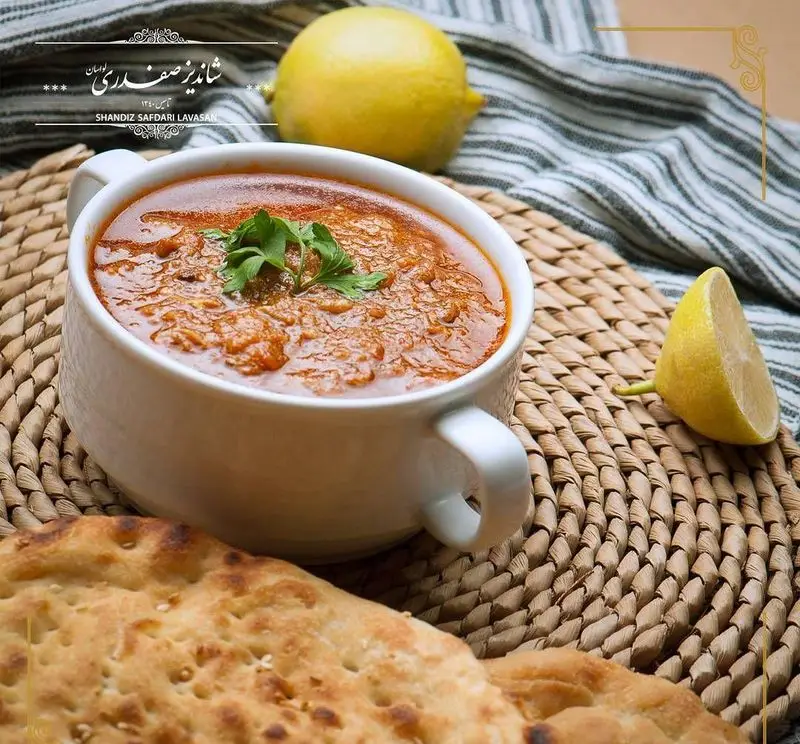خورش لذیذ و اصیل ایرانی در رستوران شاندیز صفدری لواسان، همراه با نان محلی و لیمو. تجربه غذای سنتی و خوش‌طعم.