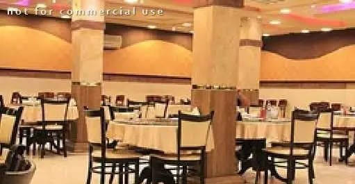 سالن غذاخوری شیک و دلباز رستوران اکبر جوجه شعبه چهارراه ولیعصر، آماده پذیرایی از میهمانان گرامی با غذاهای لذیذ.