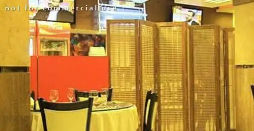 فضای داخلی رستوران اکبر جوجه چهارراه ولیعصر، با دکوراسیون چوبی، میز و صندلی‌های تمیز و آماده پذیرایی از مشتریان.