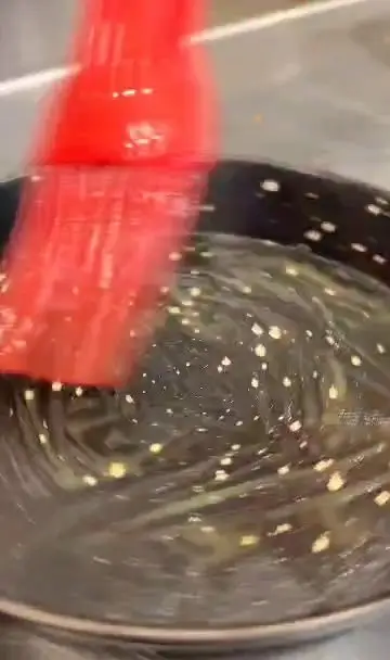 پخت و پز حرفه‌ای در کافه رام بیسترو: آماده‌سازی طعم‌دهنده اصلی در تابه با قلم‌مو برای انواع غذا و نوشیدنی.