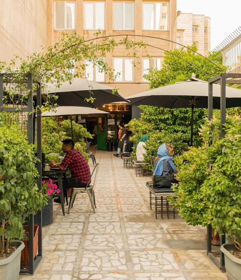 کافه رام بیسترو: فضای باز سرسبز و دلنشین برای لذت بردن از انواع غذاها و نوشیدنی‌های خوشمزه در محیطی آرام و ایده‌آل.