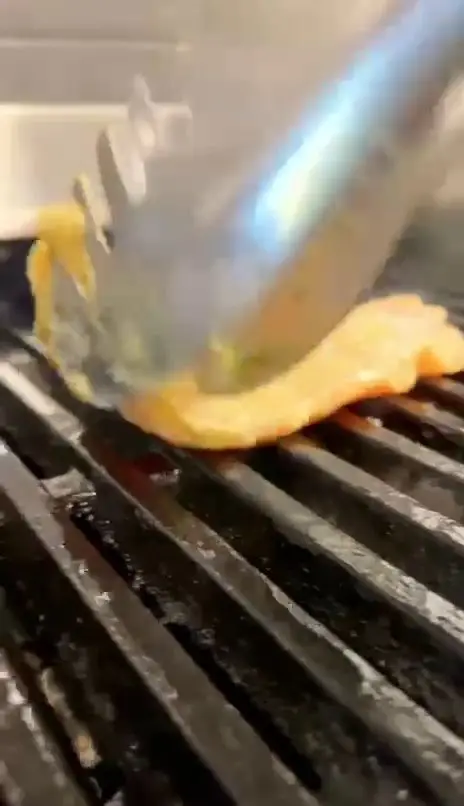 گریل کردن برش‌های لذیذ ماهی یا مرغ در کافه رام بیسترو، بهترین انتخاب برای تجربه غذاهای گریل و نوشیدنی‌های خاص.