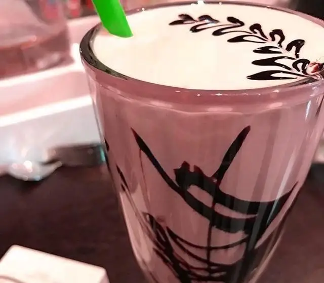 میلکشیک خنک و جذاب پیتزایی طلوع با تزیین هنرمندانه سس شکلات روی فوم و جداره لیوان، نوشیدنی لذیذ برای تجربه ای متفاوت.