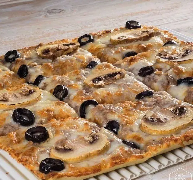 پیتزا قارچ و زیتون فودهال سام: تجربه‌ای لذت‌بخش از طعم بی‌نظیر پنیر ذوب‌شده، قارچ تازه و زیتون سیاه روی خمیری ترد.