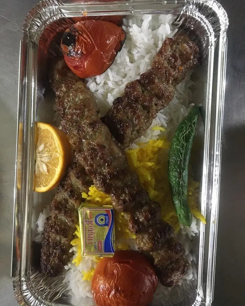 غذای آماده تهیه غذای زرین: کباب کوبیده با برنج ایرانی، گوجه کبابی، کره، فلفل و نارنج. بهترین غذای شرکتی و بیرون بر.