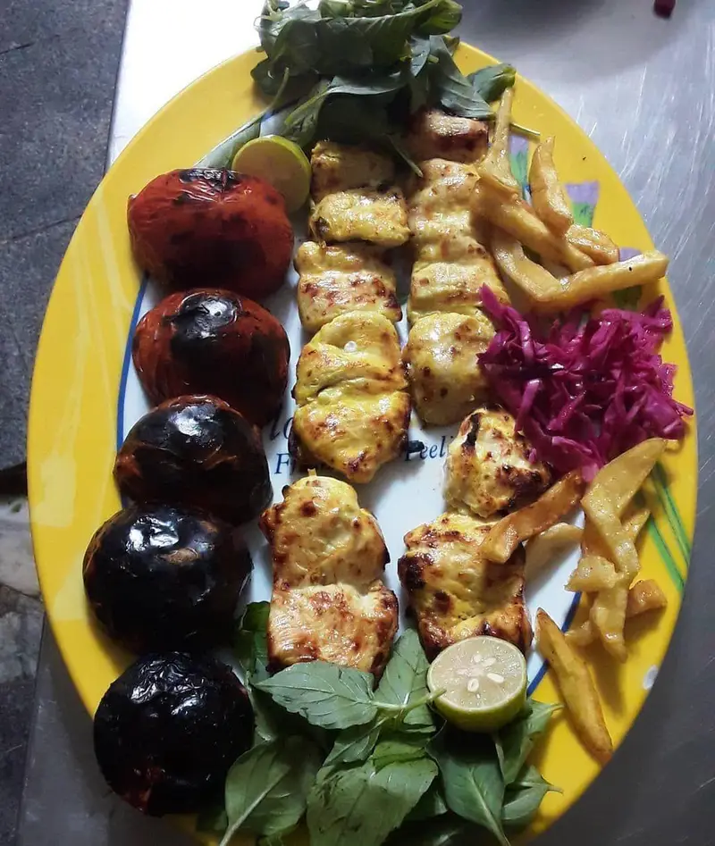 تهیه غذای زرین، بهترین کترینگ غذای ایرانی: سینی جوجه کباب زعفرانی با گوجه کبابی، سیب زمینی، سبزی تازه و سالاد کلم قرمز.