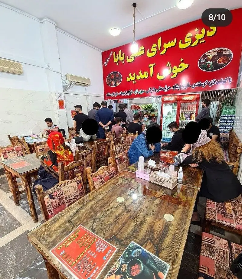دیزی سرای علی بابا، رستورانی شلوغ با مشتریان در حال لذت بردن از دیزی اصیل و غذای سنتی ایرانی، با منوی گوشت تازه گوسفندی.