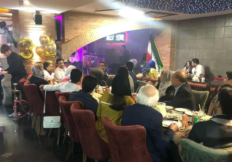 مشتریان در سفره خانه سنتی دیزی نار، محیطی دنج و سنتی با موسیقی زنده جاز، غذای اصیل و دورهمی دوستانه.