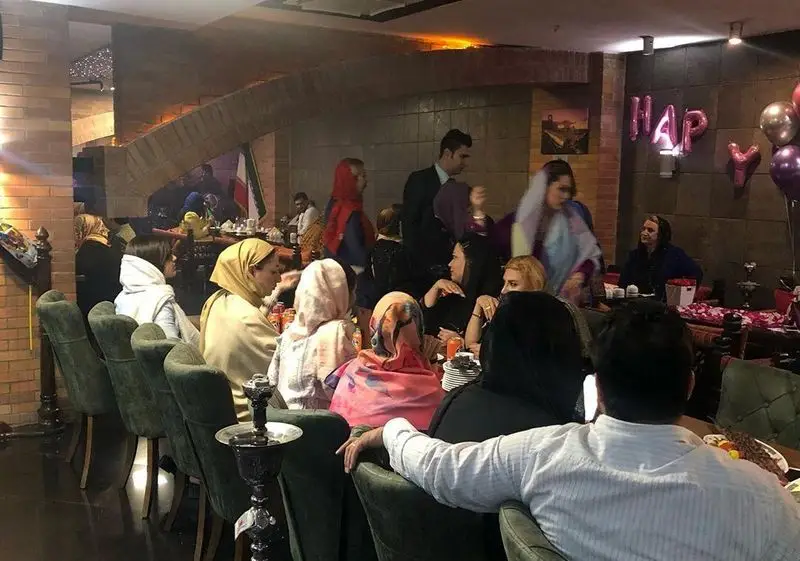 دورهمی شاد مهمانان در سفره خانه سنتی دیزی نار، محیطی دلپذیر با طراحی سنتی برای تجربه غذا، قلیان و لحظات فراموش‌نشدنی.