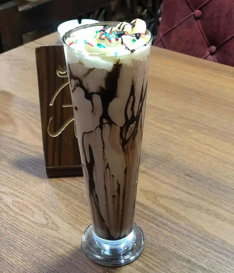 میلکشیک شکلاتی با خامه، ترافل و سس شکلات در سفره خانه سنتی دیزی نار. نوشیدنی دلچسب و محبوب برای مشتریان.