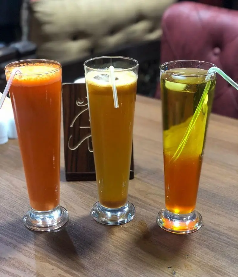 سه نوشیدنی تازه و طبیعی رنگارنگ در سفره خانه سنتی دیزی نار، انتخابی گوارا برای لذت در محیطی دلنشین.