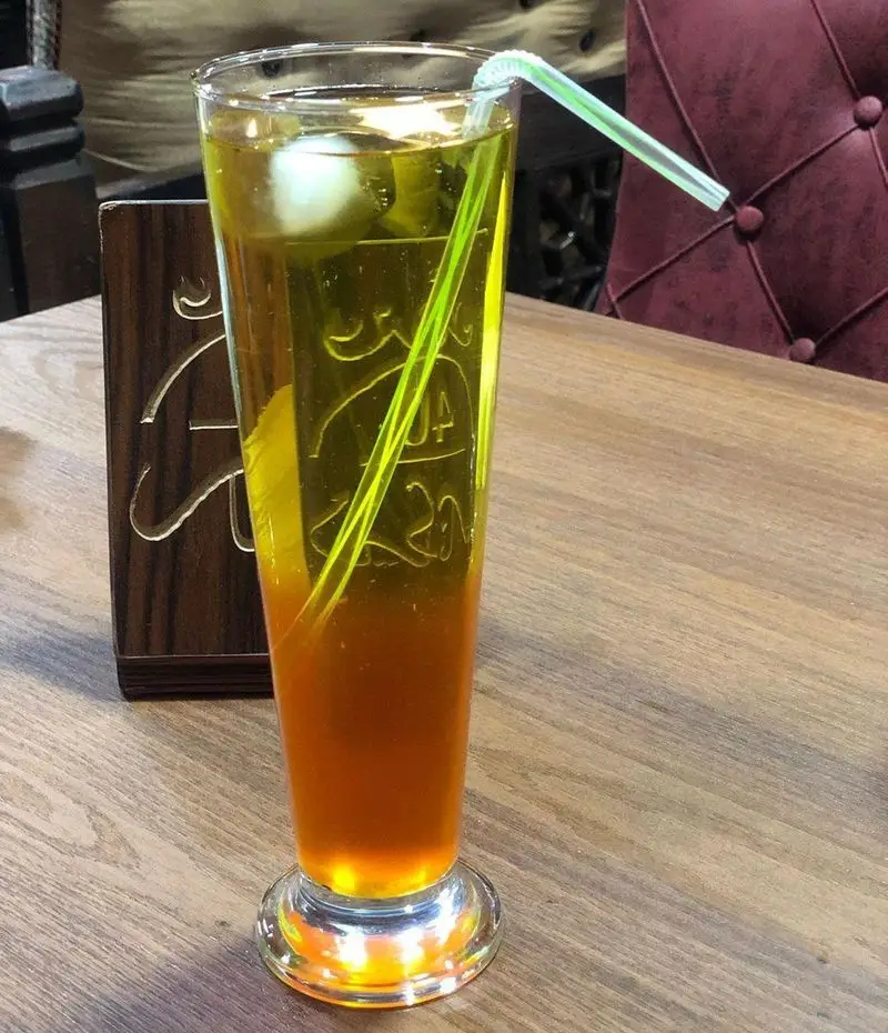 شربت خنک و گوارای سفره خانه سنتی دیزی نار. نوشیدنی سنتی با طعم دلپذیر در محیطی دنج و آرامبخش برای میهمانان.