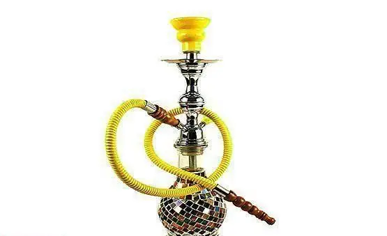 قلیان شیک و جذاب با بدنه سیلور، شلنگ زرد روشن و پایه طرح موزاییک، آماده برای سرو در محیط دلنشین سفره خانه سنتی گل خورشید.