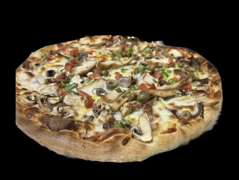 پیتزا مرغ و قارچ خوشمزه و تازه پی پزا با تکه‌های مرغ گریل، قارچ، زیتون، گوجه و فلفل دلمه‌ای سبز، مناسب سفارش آنلاین و رستوران.