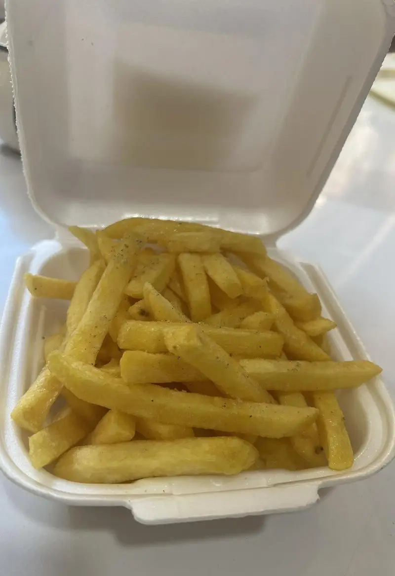 سیب زمینی سرخ کرده تازه و خوشمزه از پی پزا در بسته بندی یکبار مصرف آماده سرو، ایده‌آل برای همراهی با ساندویچ‌ها و پیتزاهای لذیذ.